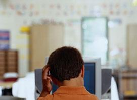 A man seen from behind sitting at a desk scratching his headGestion de l’anxiété